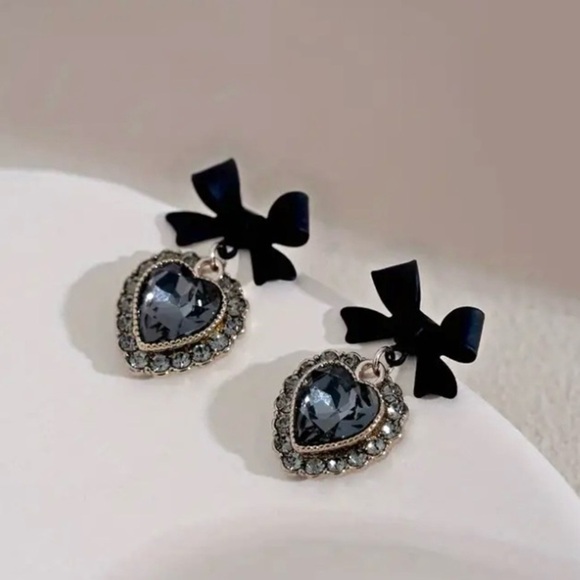 ✨Modcloth Maren Black Heart & Bow Earrings - Picture 5 of 5